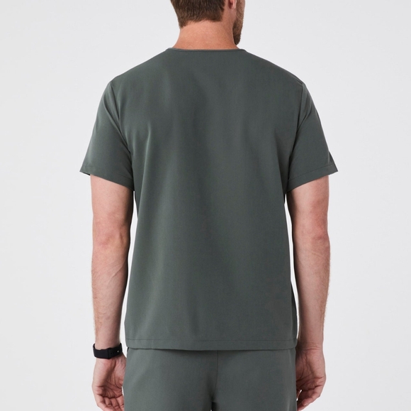 NWT Figs | Leon Three-Pocket Scrub Top In Bonsai, Mens Medium - Picture 3 of 7
